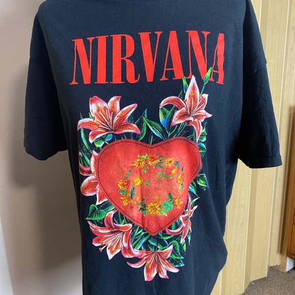 NIRVANA KURT COBAIN HIBISCUS FLOWERS HEART SHAPED Shirt. - Picture 3 of 7